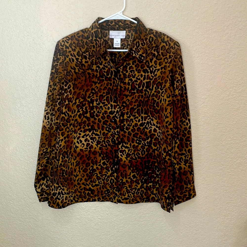 Susan Graver Style Women’s Medium Polyester Animal Print ladies blouses.